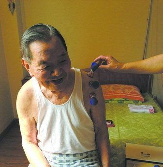 96岁老人牵手76岁女友 为晚年真爱找一个家_频道-无锡_腾讯网