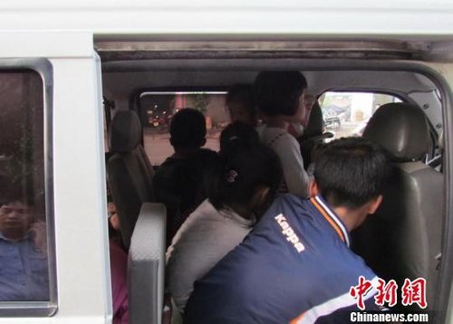广西玉林核载8人校车搭22人 小孩如叠罗汉(图)723 / 作者:招财猫 / 帖子ID:3908 广西玉林核载8人校车搭22人 小孩如叠罗汉(图)723 / 作者:招财猫 / 帖子ID:3908