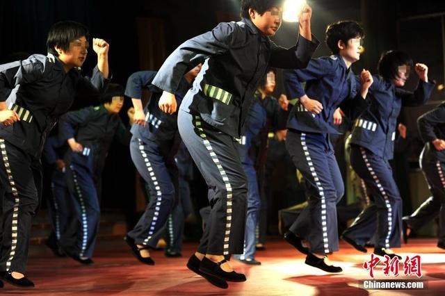 组图:陕西女子监狱服刑人员歌舞表演过妇女节