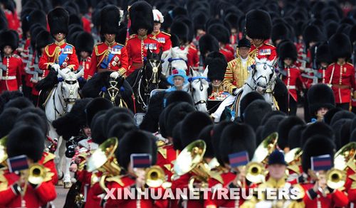 英国举行皇家军队阅兵仪式 为女王庆生(图)_滚