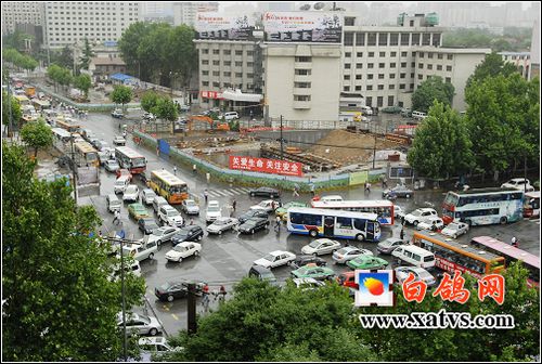 暴雨突袭西安 南门外地铁施工隧道被淹(转自白鸽网)