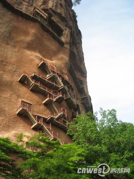 陕西周边暑期避暑游 体验天水麦积山石窟林海