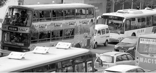 西安民营公交线路呼吁刷卡收费 想为缓挤出力