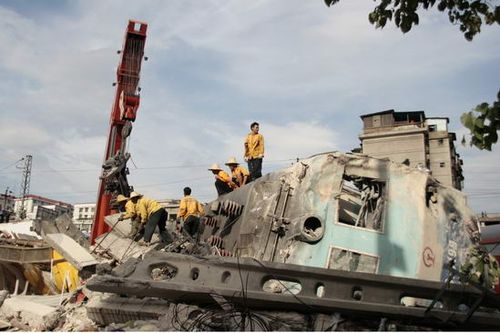 湖南郴州2列车相撞3死60余伤 铁道部长赴现场