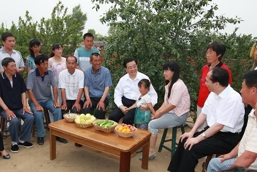 胡锦涛与石油工人共唱铁人歌曲 赞扬大庆精神