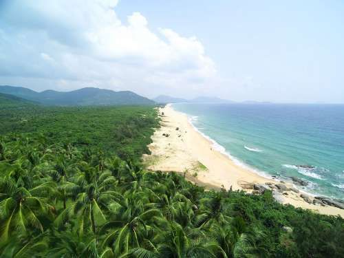 石梅湾是海南万宁市的旅游度假区,当地有延绵6公里的长滩.