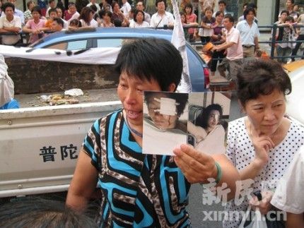 城管人员疑因暴力执法伤人遭商贩围堵(组图)