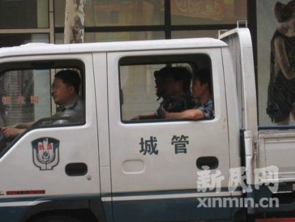 城管人员疑因暴力执法伤人遭商贩围堵(组图)