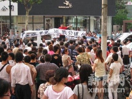 城管人员疑因暴力执法伤人遭商贩围堵(组图)