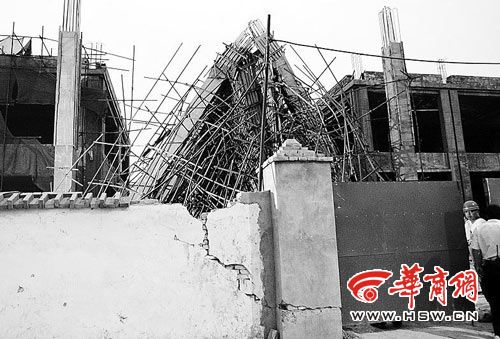 西安在建混凝土平顶10米高处突垮塌 一工人伤