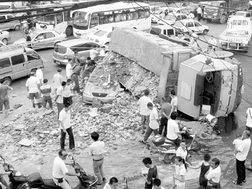 土方车侧翻 埋 了出租车 事故路段堵塞3小时_每