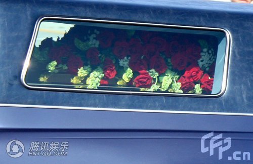 迈克尔杰克逊的灵柩上布满红色鲜花