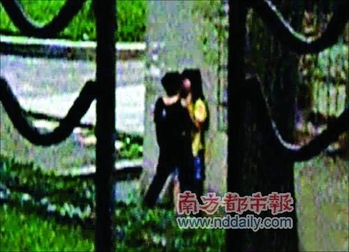 网上流传高中<em>女生当街激吻</em>视频 引发热议(图)_