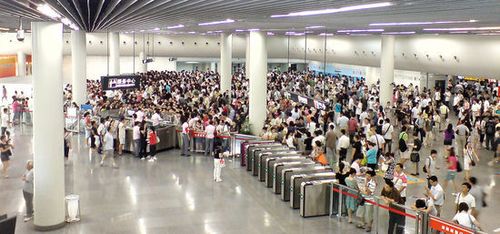 上海地铁2号线供电故障致数千人滞留站台(图)