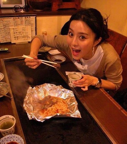 组图:范冰冰片场模样邋遢 边做面膜边打电话_