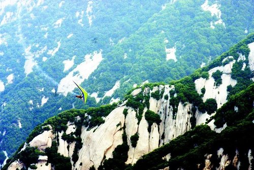 66岁中国第一飞人驾驶无动力三角翼飞越华山