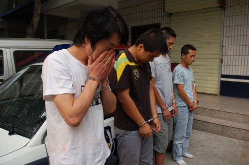 团伙夜间抢劫单身女性 怕受害人报警拍下裸照