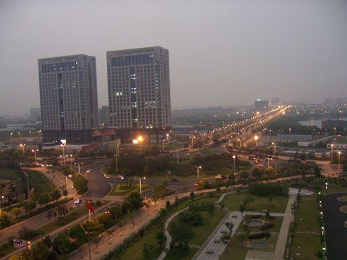 日全食发生时安徽合肥街头情景