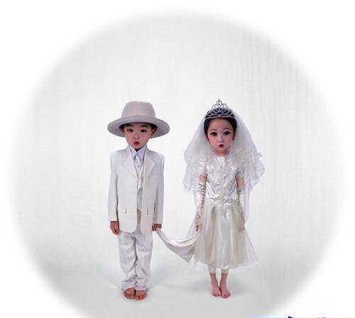 胆小勿进！惊悚的00后小女孩写真