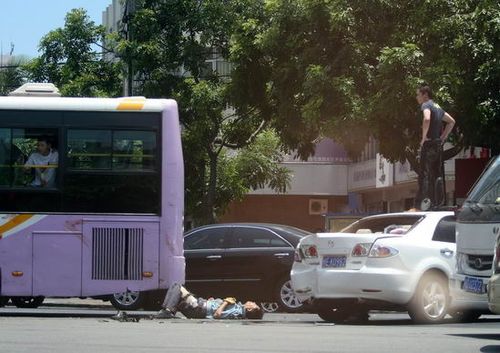 厦门持械男子当街驾车追撞协警致重伤(组图)