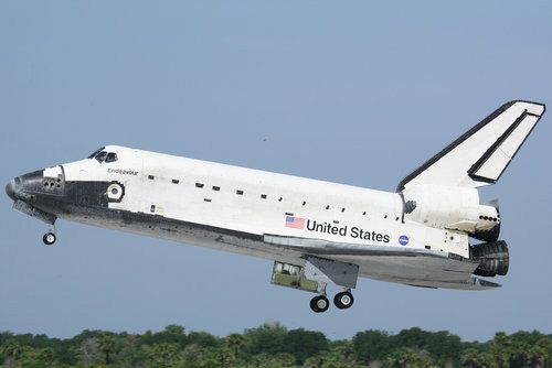 奋进号航天飞机平安降落