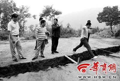 铜川耀州区遭暴雨袭击 山村现9条地裂缝(图)