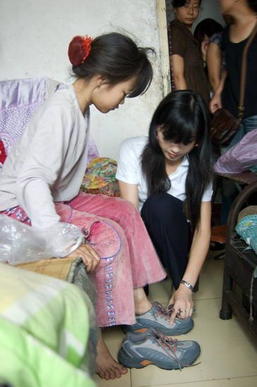 湖北<em>裸体女孩</em>在阳台垃圾堆上玩耍引关注(图)_