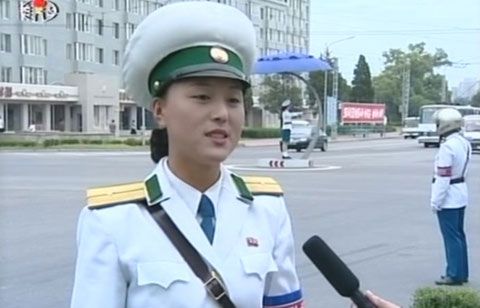 金正日指示为朝鲜女交警配遮阳伞