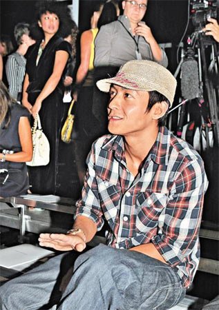 日本摇滚音乐节后泡夜店 陈冠希东京醉揽靓模