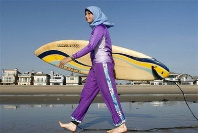 法国泳池禁穆斯林女性穿罩袍泳衣惹争议(图)