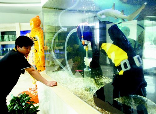 西安市南郊一酒店清理鱼缸 请来专业的潜水员