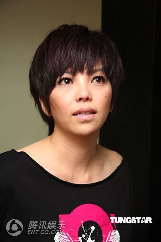 <em>张惠妹</em>痛失两亲眼眶泛红 强忍悲痛忙赈灾(图)_