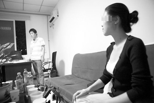 拍胸片被医生要求脱光上衣 女患者羞怒讨说法