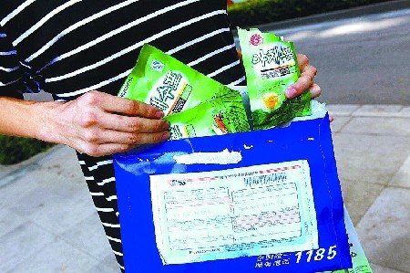 小伙送山寨快递行骗 内装蔬菜包索要邮费28元