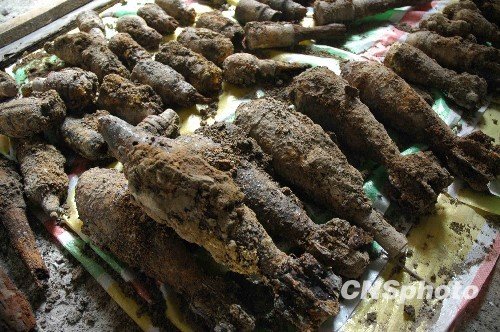 河南郸城闹市区挖出 军火库 (组图)