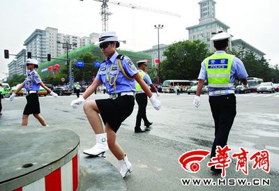 "昨日,西安交警"西华门女子示范岗"集体亮相,公安部交通管理局