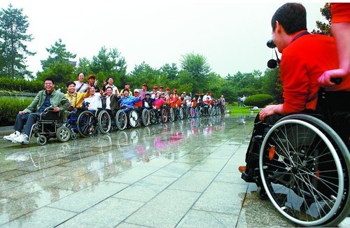 46位截瘫患者轮椅游古城 部分景点陪同不免票