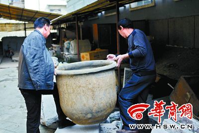 西安木塔寺遗址公园惊现地宫 高僧坐化缸出土