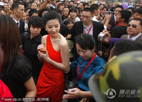  刘亦菲 被 粉丝 围堵 黎明牵手范冰冰惹尖叫(图)_