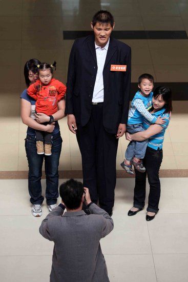 身高2.46米 号称中国第一巨人网络征婚(组图)