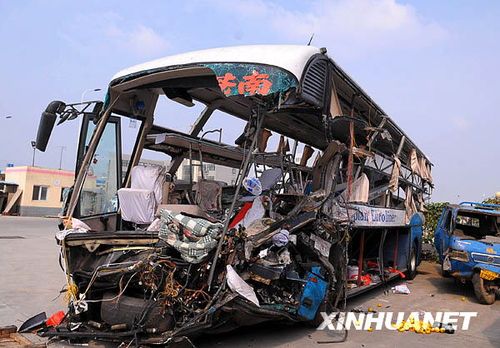 安徽滁州一货车爆胎后撞上客车 导致8死35伤