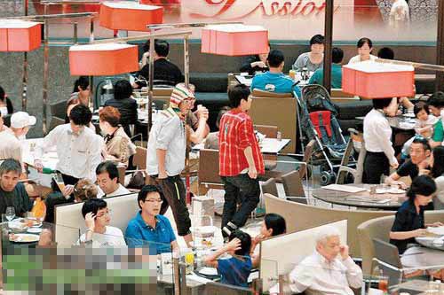 陈冠希喝茶惨过做贼 桌底传短讯掩面怕人(图)_