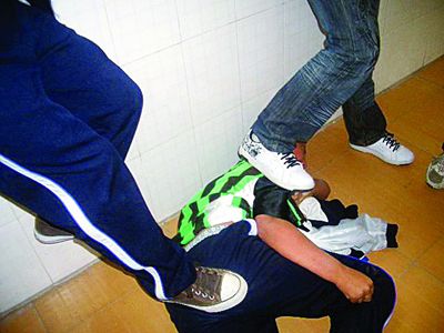 西安一中学6男生群殴智障同学拍 暴力照 (图)