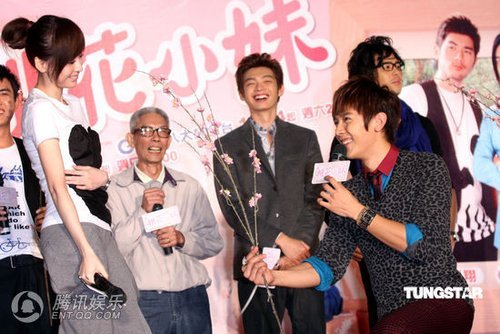 组图:《桃花<em>小妹</em>》首映 汪东城抱王心凌表爱意