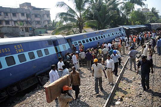 图为印度客运火车出轨事故现场