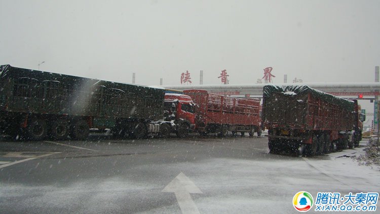 吴靖高速吴堡段及山西黄河大桥被白雪覆盖