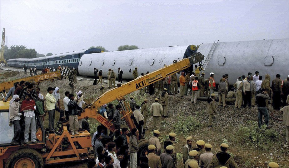 印度火车事故致数十人伤亡