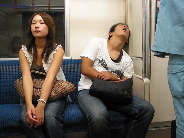 日本人地铁睡姿折射其巨大的生活压力