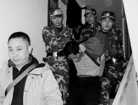 3歹徒强奸劫持2名女青年 武警制伏嫌犯救人质