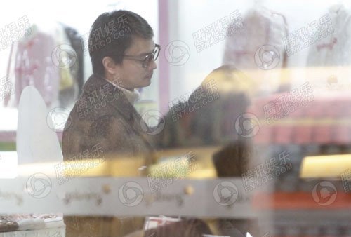 李泉狂买婴儿服饰 朱珠衣着宽松疑似怀孕(图)